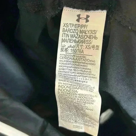 Under Armour Light Fitted Rain Jacket Women's XS Shell Hike Back Pack Layer Walk - Picture 7 of 8